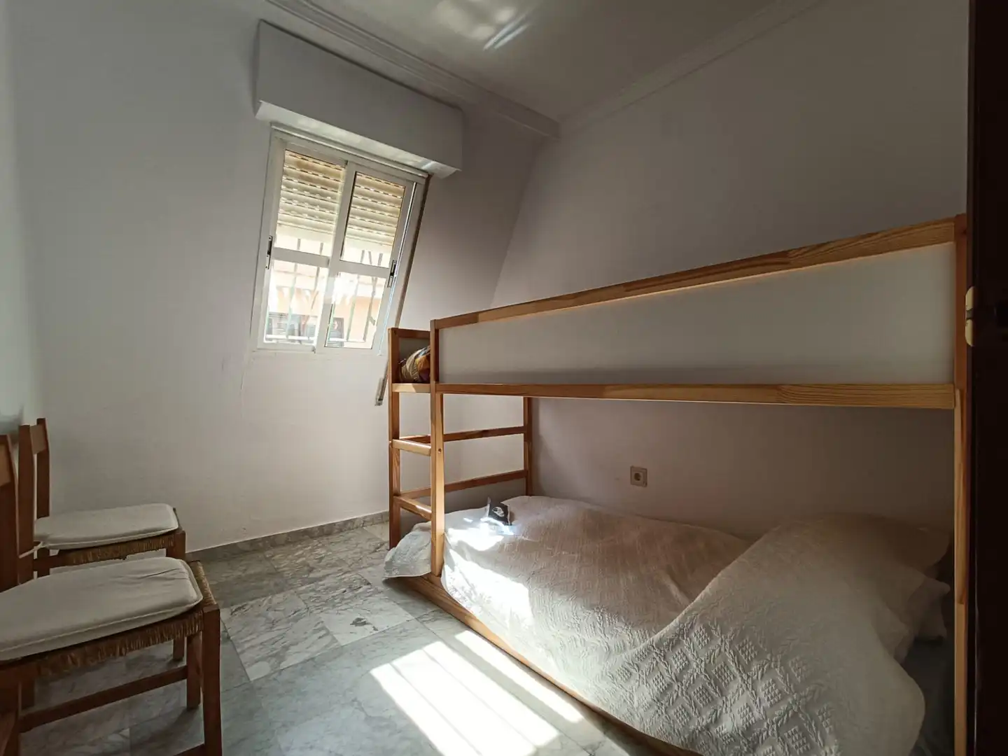 Schlafzimmer von Dachboden zur Miete in Sevilla mit Klimaanlage, Heizung und Terrasse