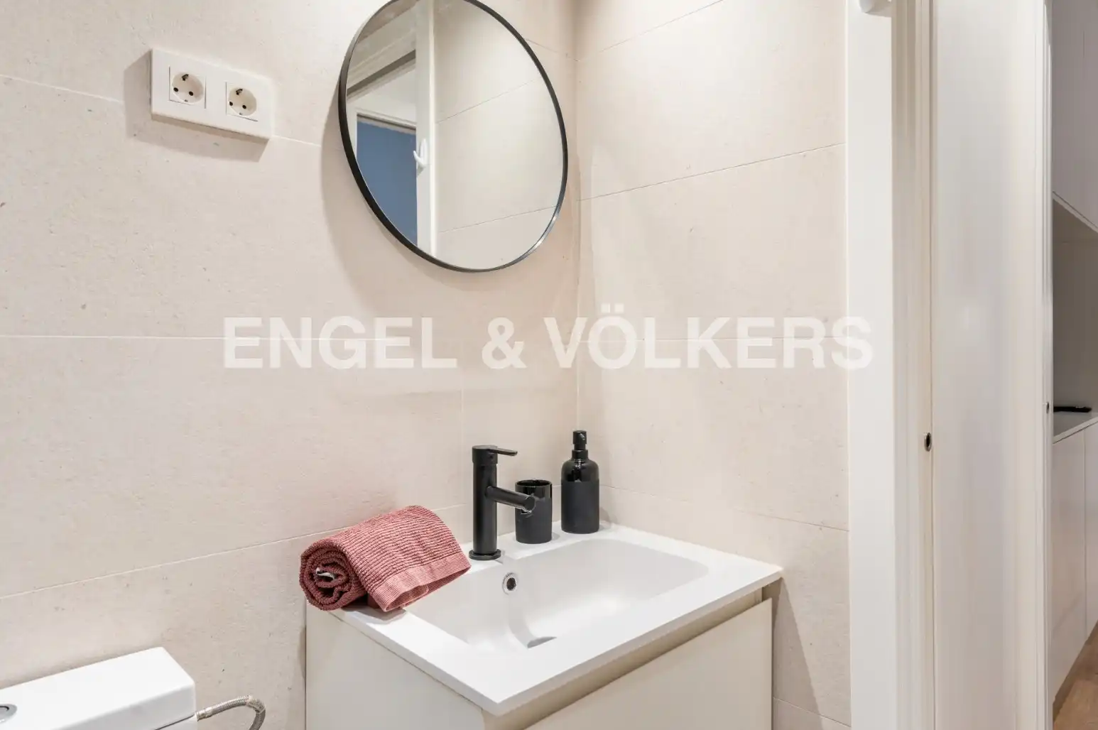 Badezimmer von Wohnung zur Miete in Barcelona mit Klimaanlage, Heizung und Parkett