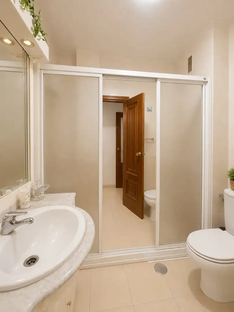 Bathroom of Flat for sale in Parla  with Air Conditioner, Heating and Terrace