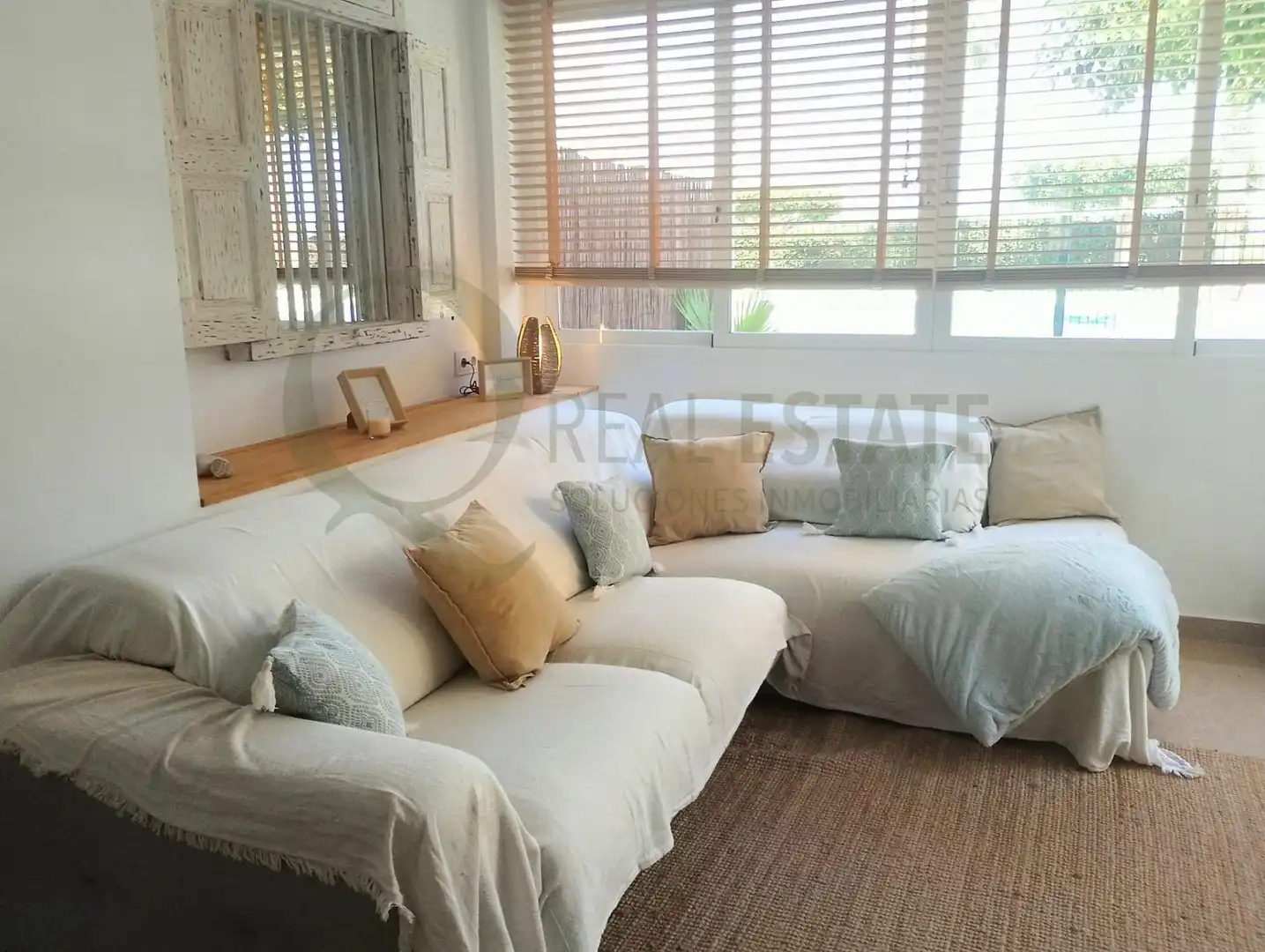 Wohnzimmer von Erdgeschoss zur Miete in El Campello mit Klimaanlage, Privatgarten und Möbliert