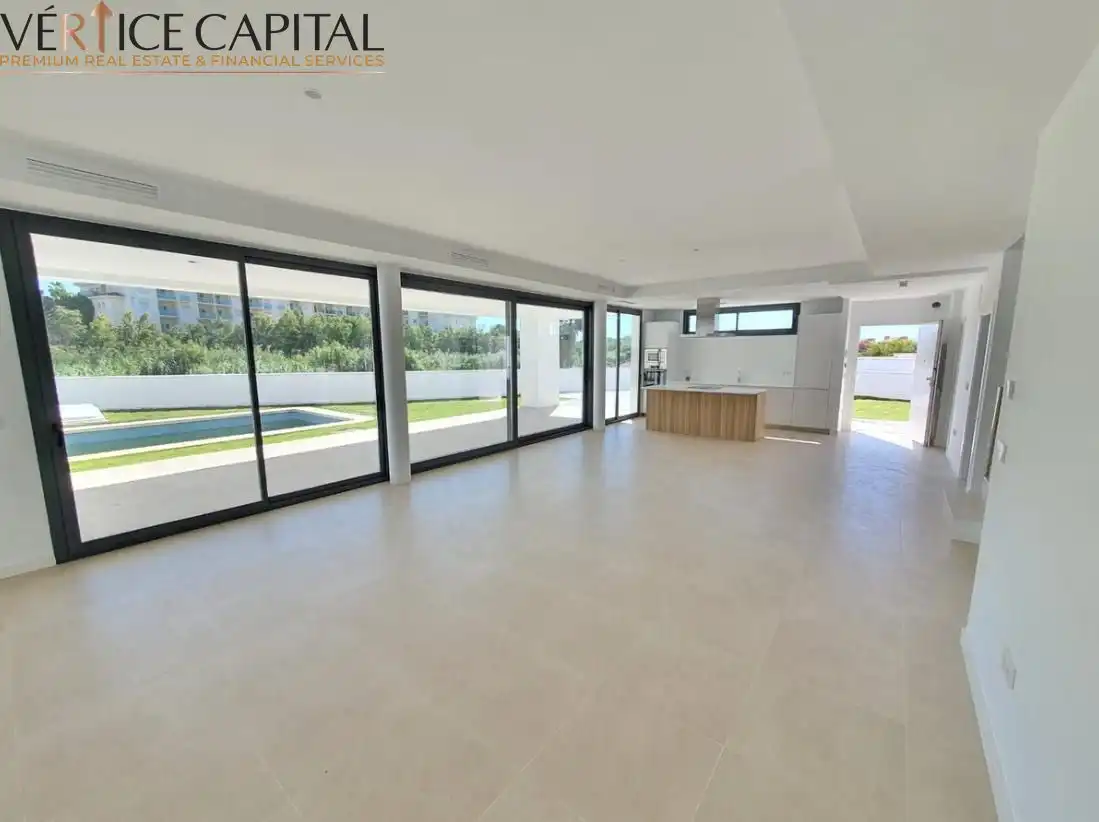 Sala d'estar de Casa o xalet en venda en Manilva amb Aire condicionat, Jardí privat i Terrassa