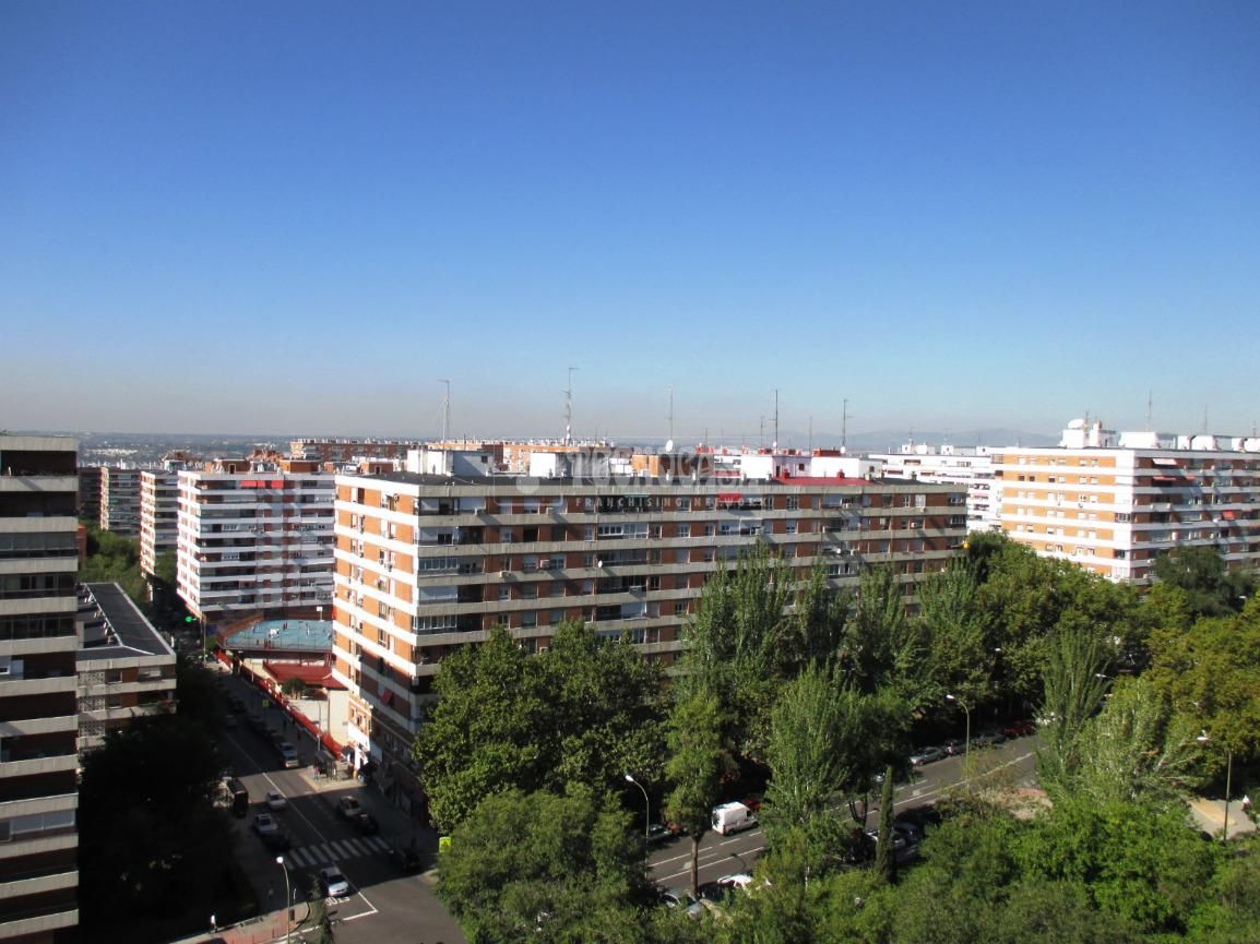 Vista exterior de Pis en venda en  Madrid Capital amb Calefacció