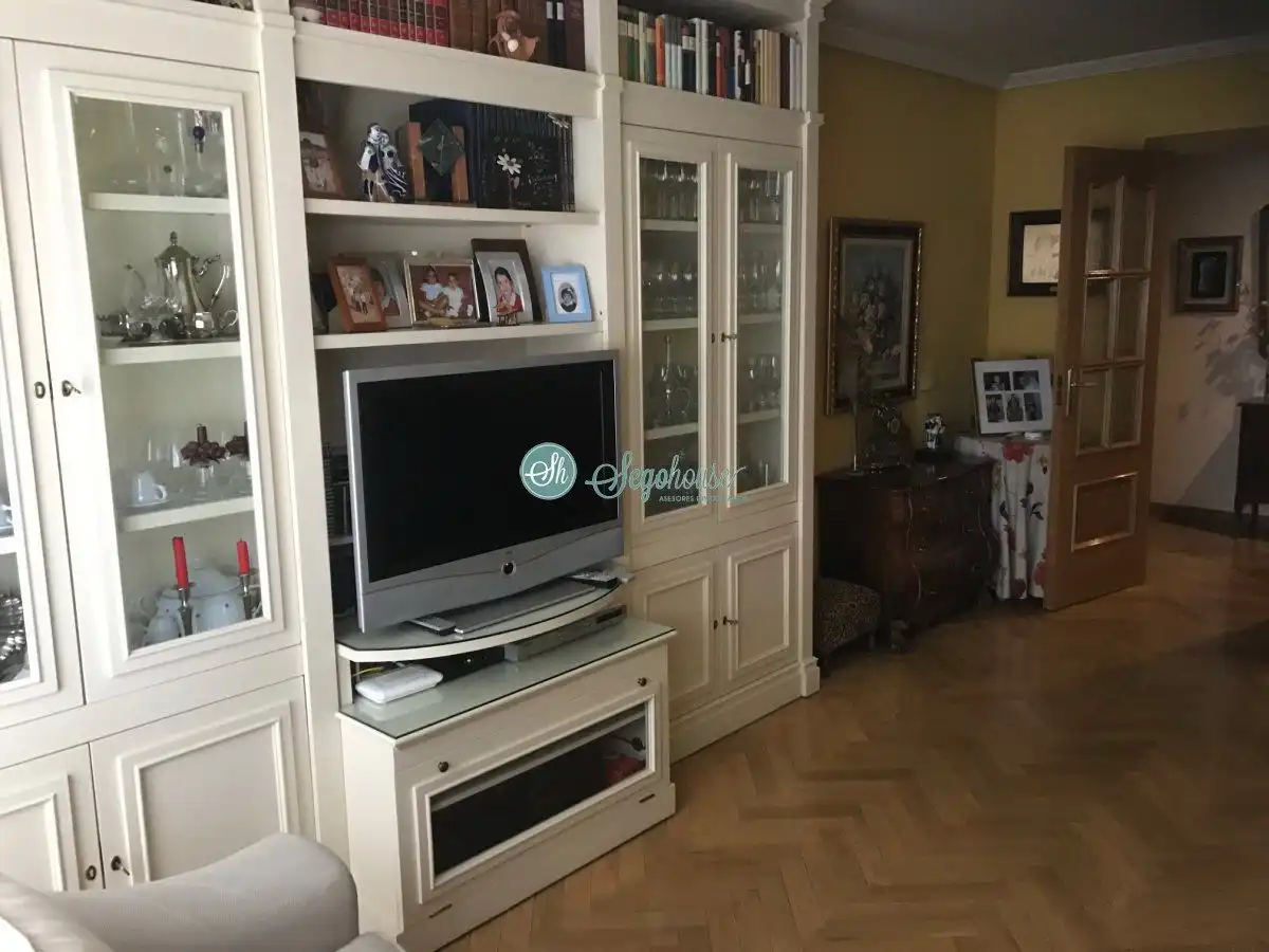 Sala d'estar de Pis en venda en Segovia amb Calefacció, Parquet i Terrassa