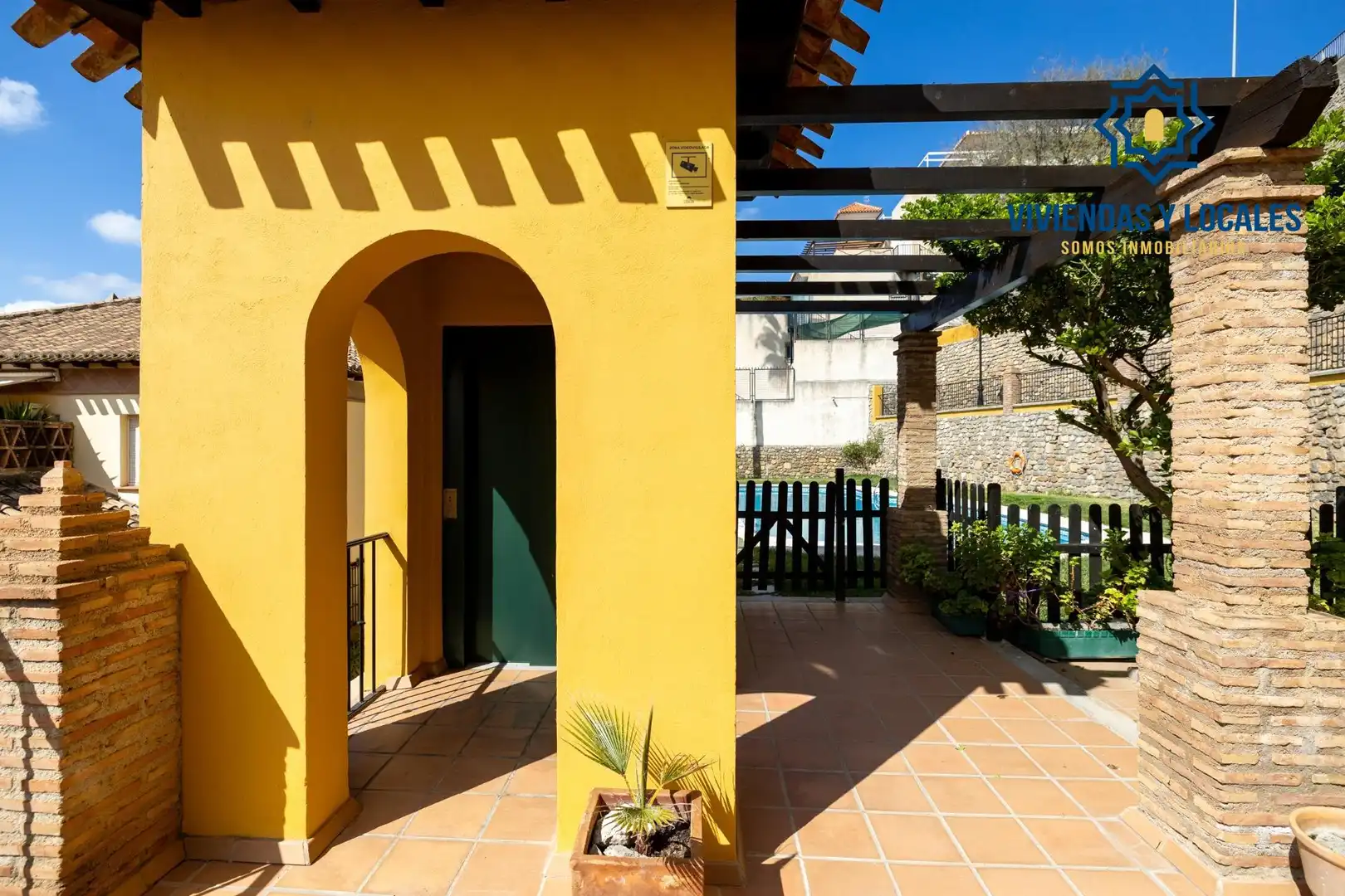 Vista exterior de Casa adosada en venta en Granada con Aire acondicionado, Calefacción y Jardín privado