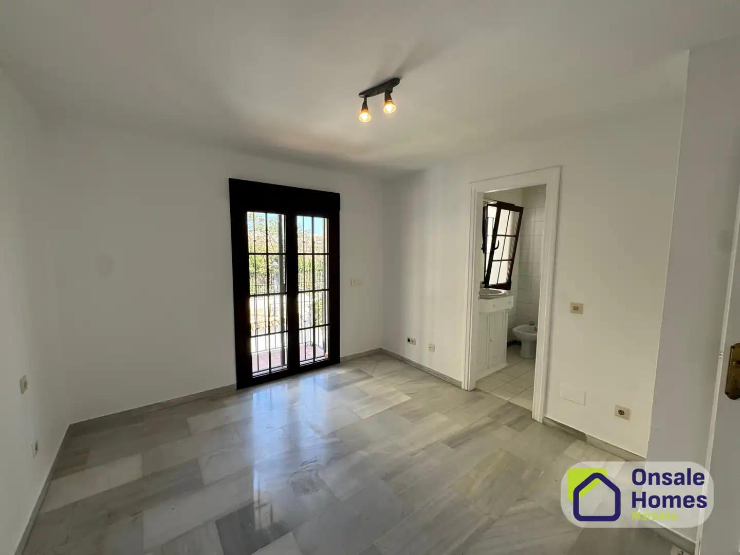 Habitación de Casa adosada en venta en Marbella con Terraza, Balcón y Alarma