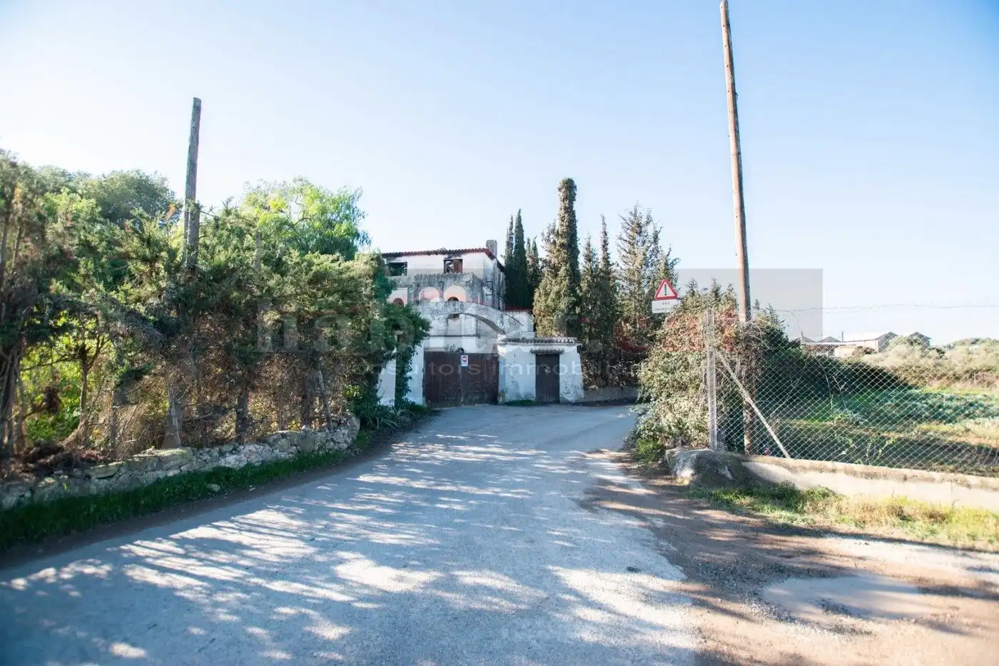 Vista exterior de Finca rústica en venda en Vilanova i la Geltrú amb Piscina