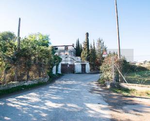 Vista exterior de Finca rústica en venda en Vilanova i la Geltrú amb Piscina