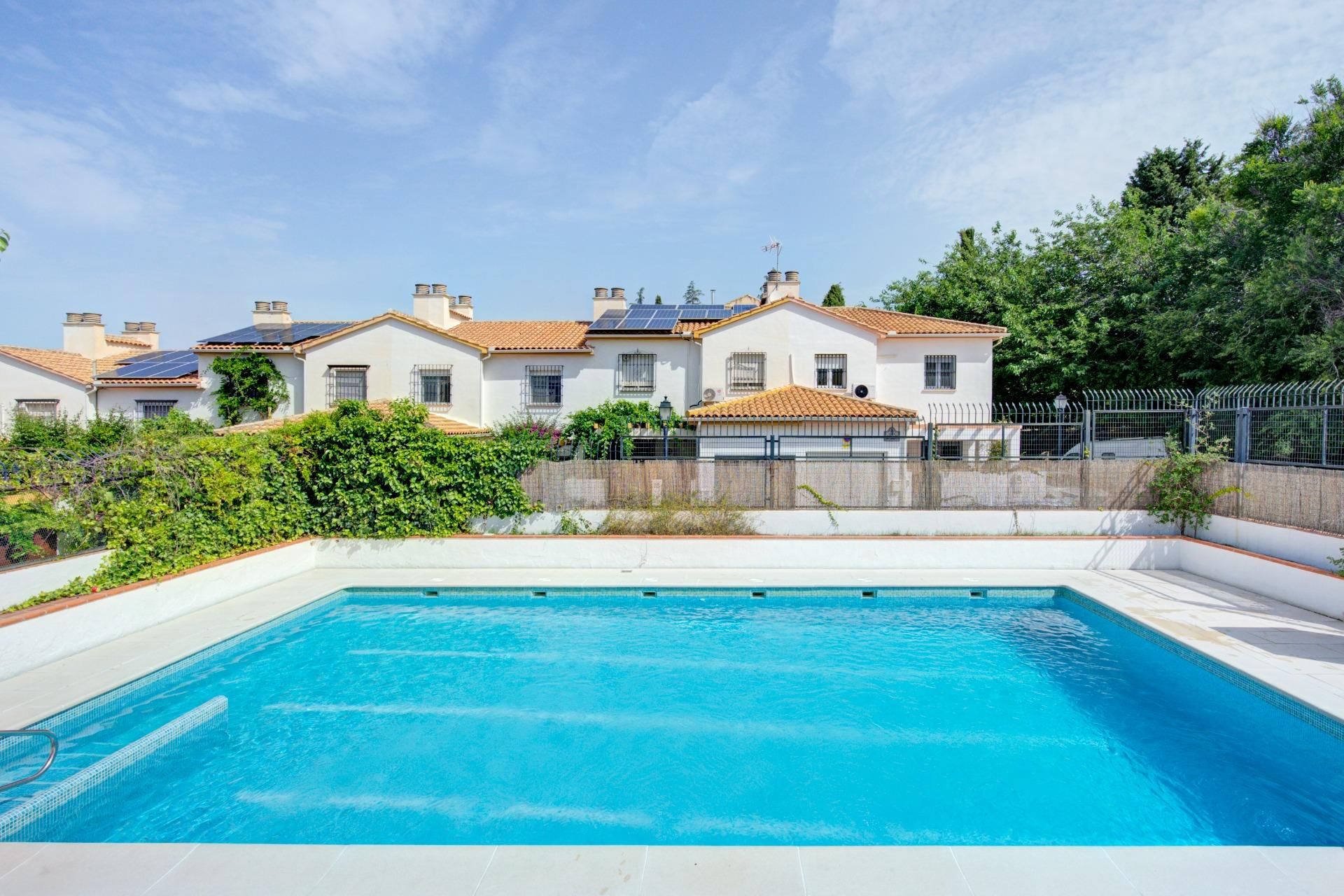 Piscina de Casa adosada en venda en  Granada Capital amb Aire condicionat, Calefacció i Parquet