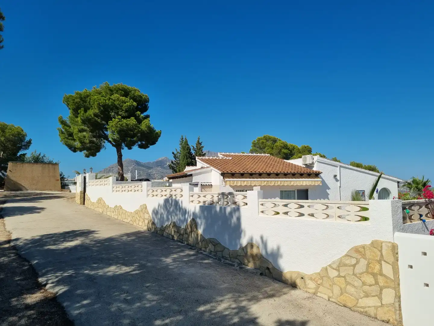 Vista exterior de Casa o chalet en venta en La Nucia con Aire acondicionado, Calefacción y Jardín privado