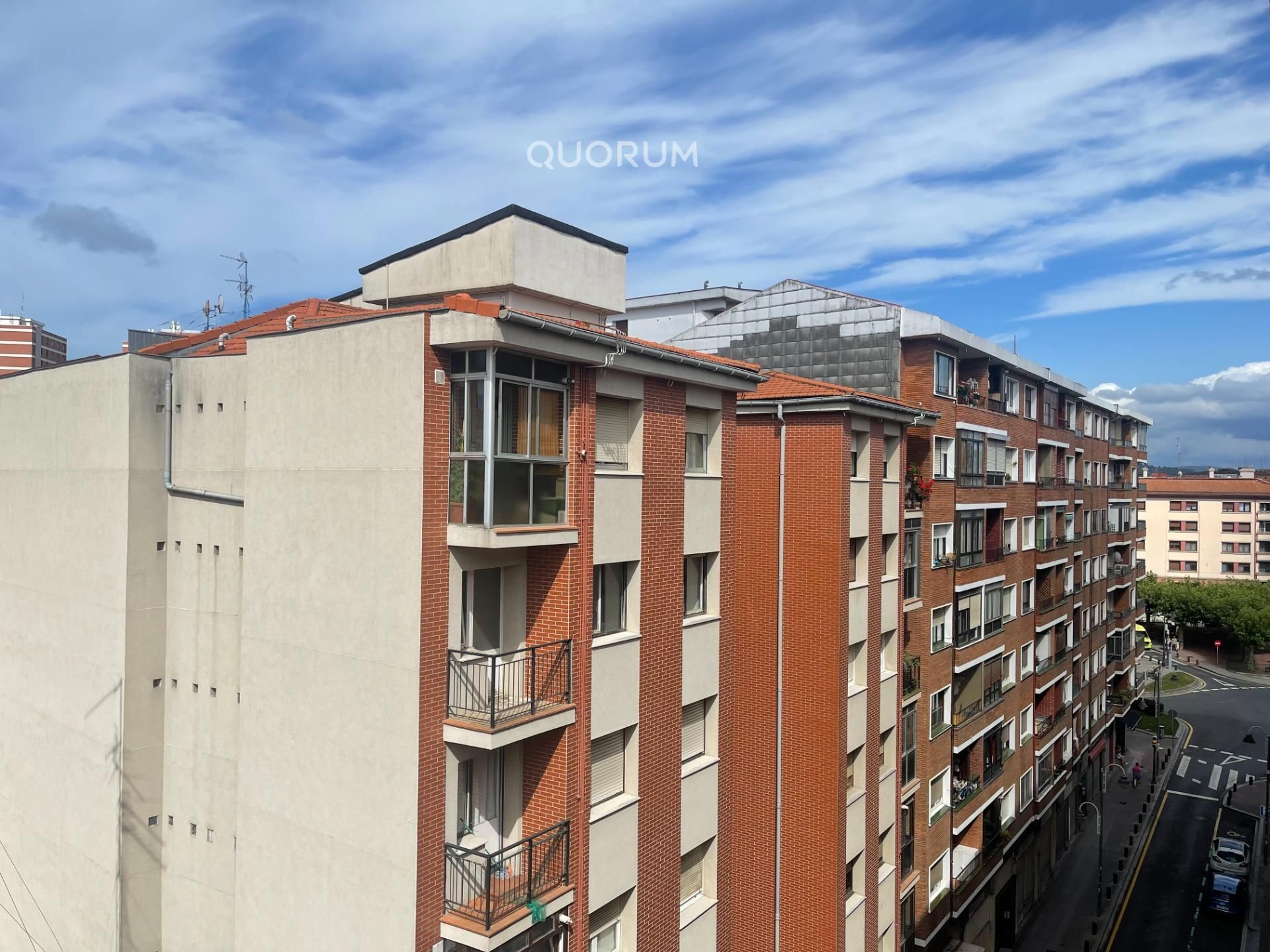 Vista exterior de Pis en venda en Bilbao  amb Terrassa i Balcó
