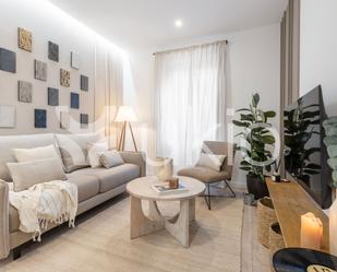 Sala d'estar de Apartament de lloguer en  Madrid Capital amb Aire condicionat, Calefacció i Moblat