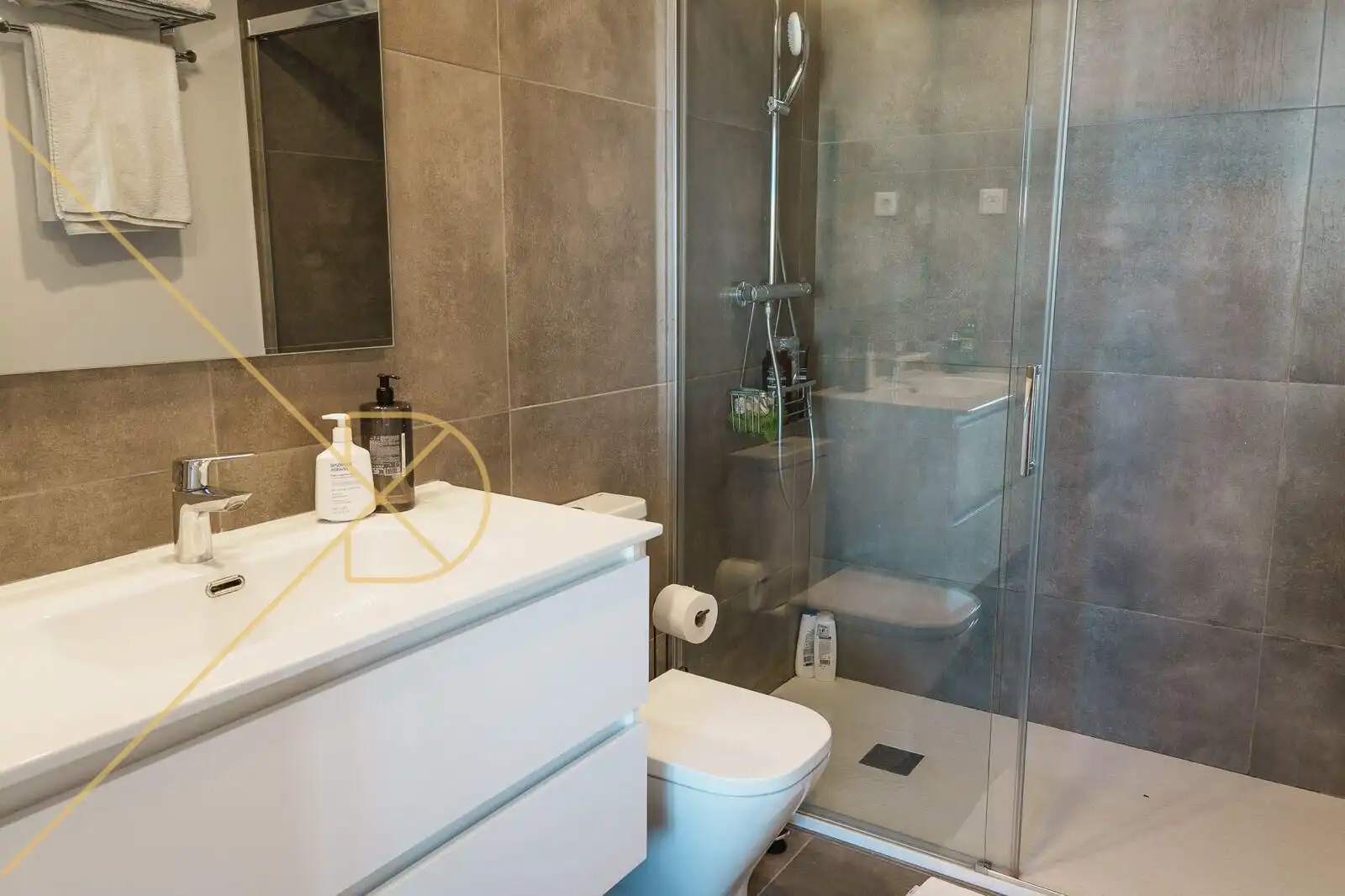 Badezimmer von Dachboden zum Verkauf in Barcelona mit Klimaanlage, Heizung und Parkett