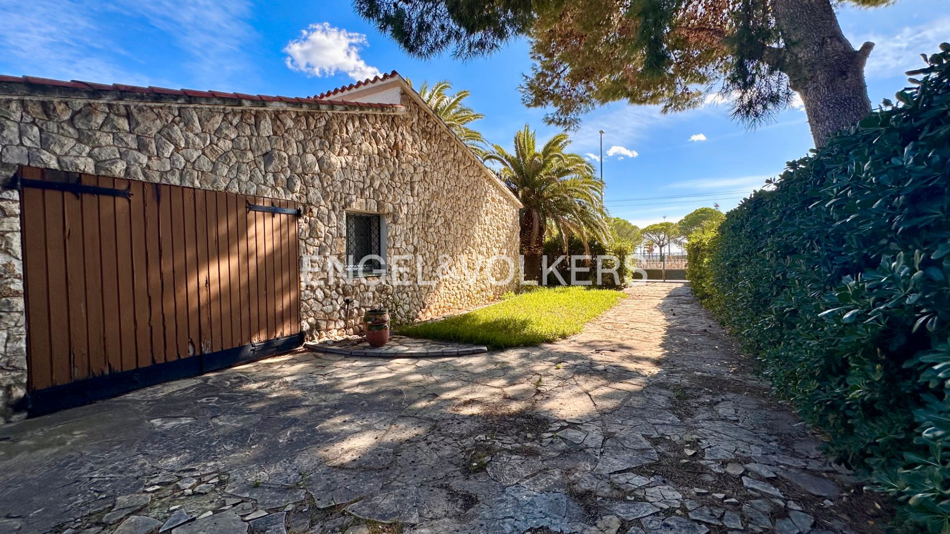 Vista exterior de Casa o xalet en venda en Vandellòs i l'Hospitalet de l'Infant amb Jardí privat, Terrassa i Alarma