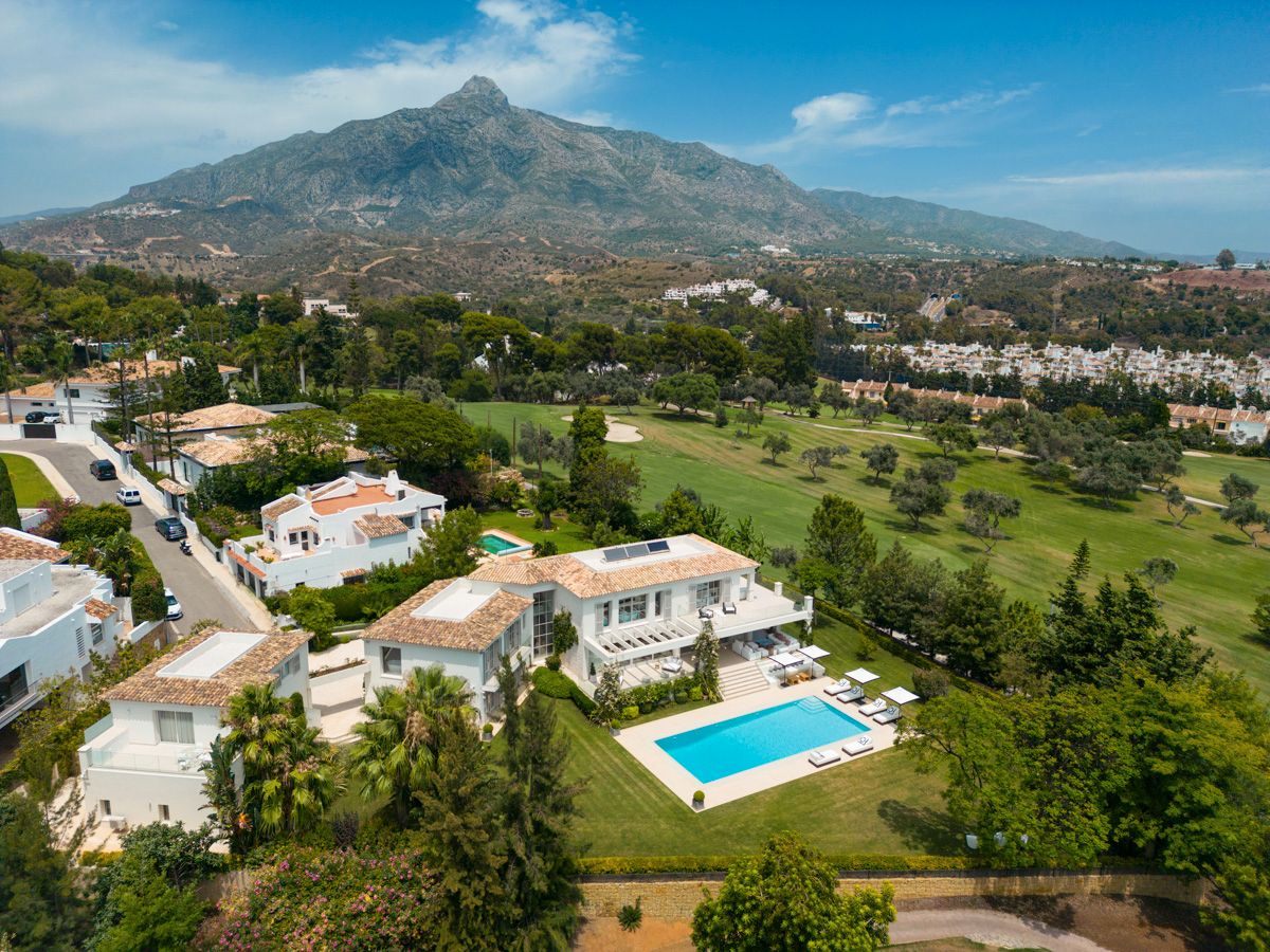 Exterior view of House or chalet for sale in Marbella  with Air Conditioner, Private garden and Terrace