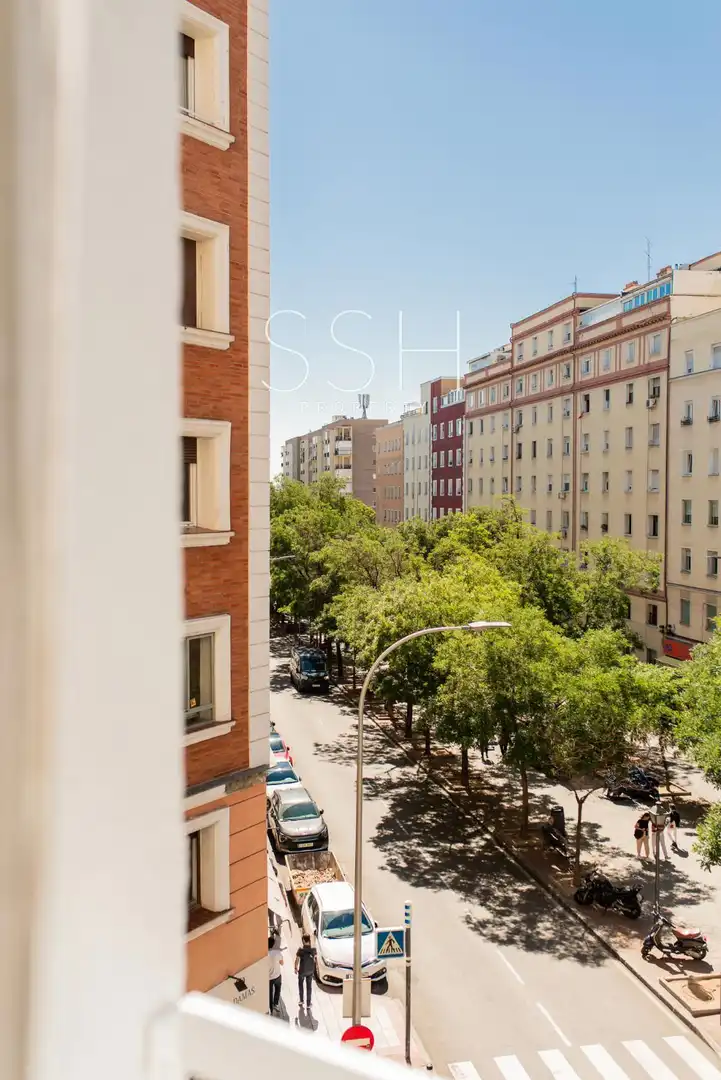 Vista exterior de Pis en venda en Madrid amb Aire condicionat i Moblat