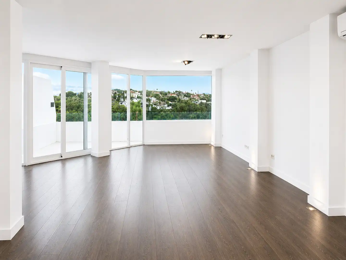 Sala d'estar de Casa adosada en venda en Benalmádena amb Aire condicionat, Jardí privat i Terrassa