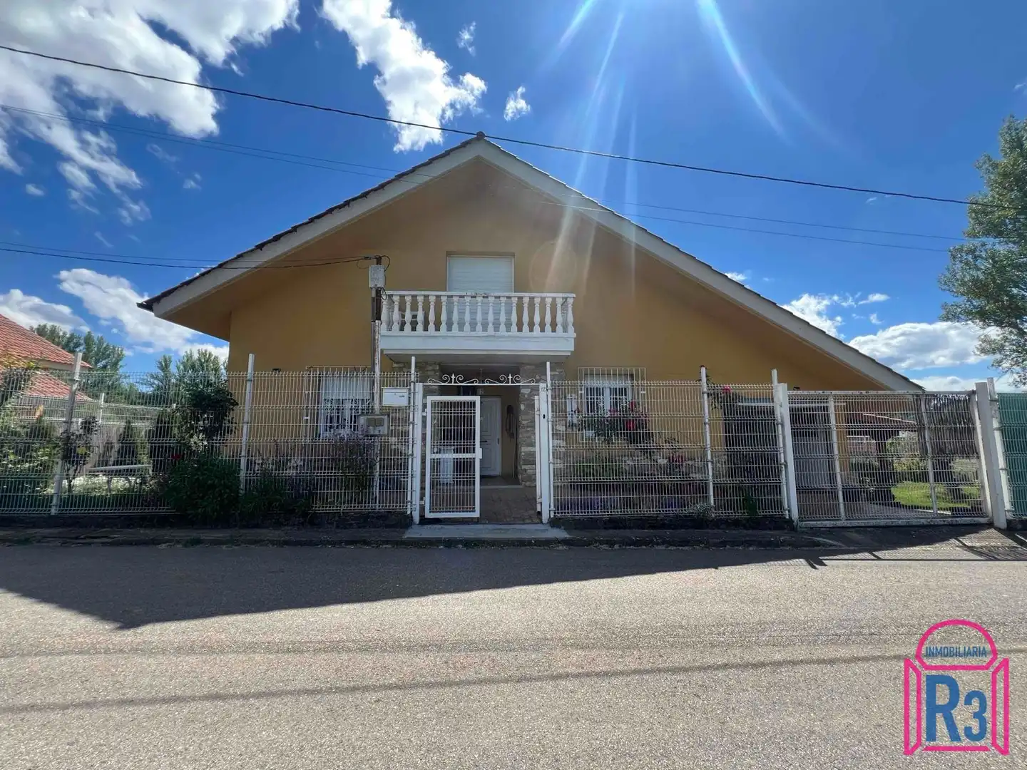 Vista exterior de Casa o chalet en venta en Carrocera con Calefacción, Jardín privado y Amueblado