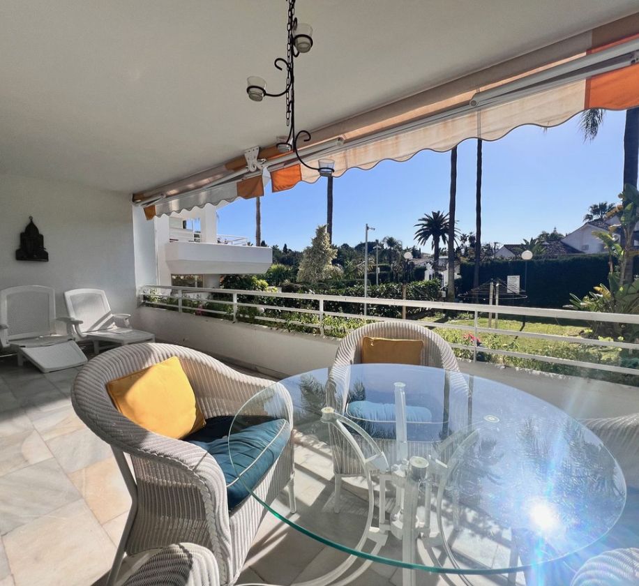 Exterior view of Flat for sale in Marbella  with Terrace, Furnished and Oven