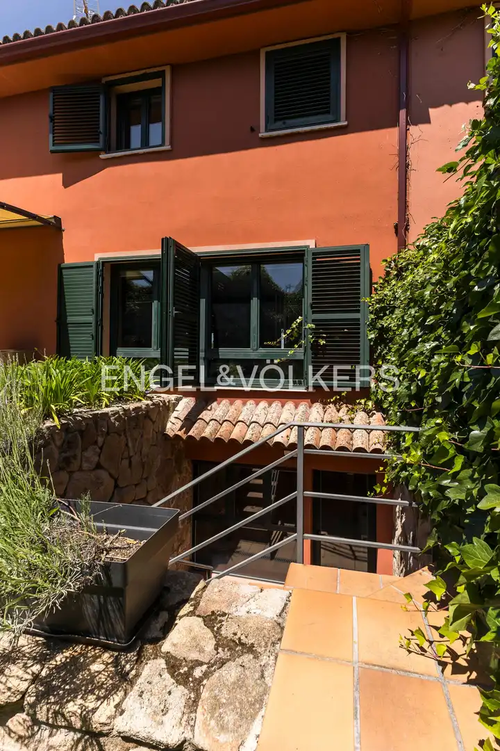 Vista exterior de Casa adosada en venda en Boadilla del Monte amb Aire condicionat, Calefacció i Jardí privat