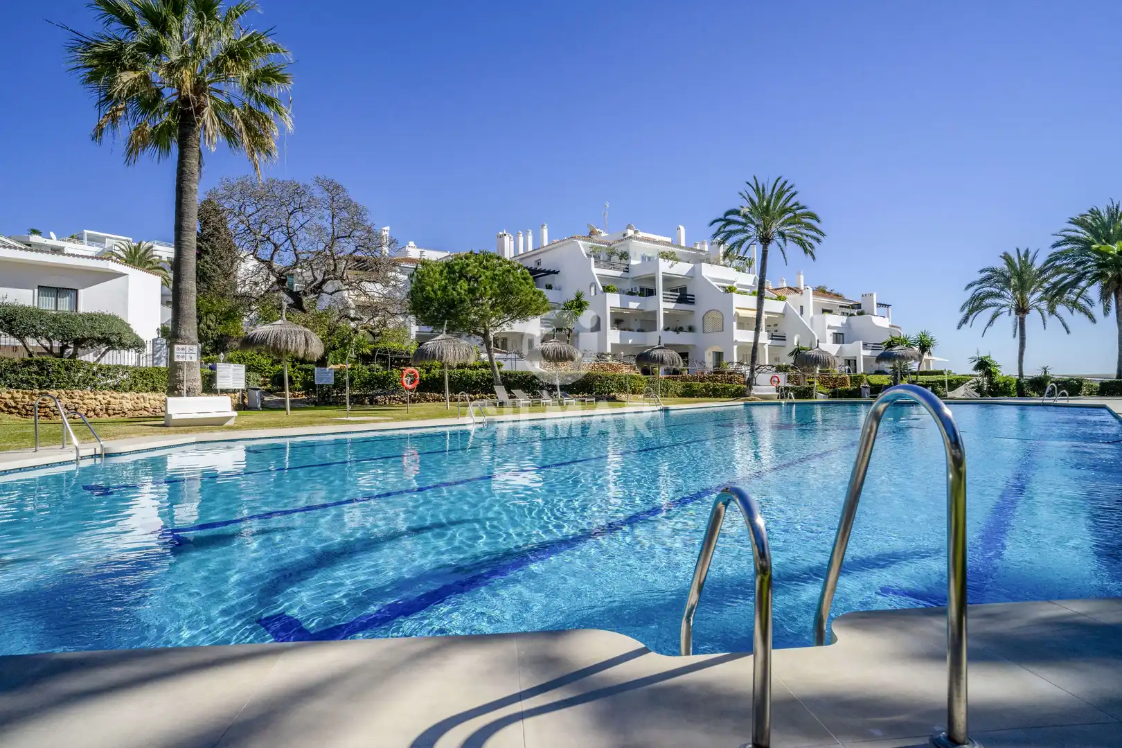 Außenansicht von Einfamilien-Reihenhaus zum Verkauf in Marbella mit Heizung, Privatgarten und Schwimmbad