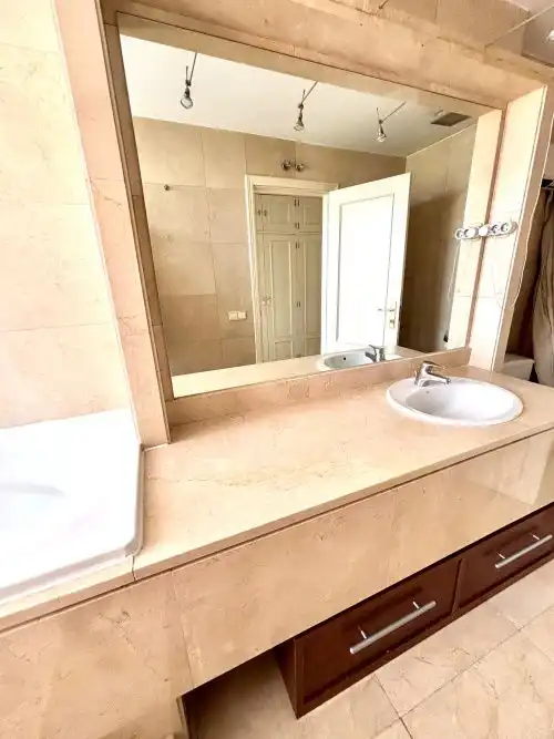 Badezimmer von Wohnung zur Miete in Madrid mit Heizung, Parkett und Terrasse