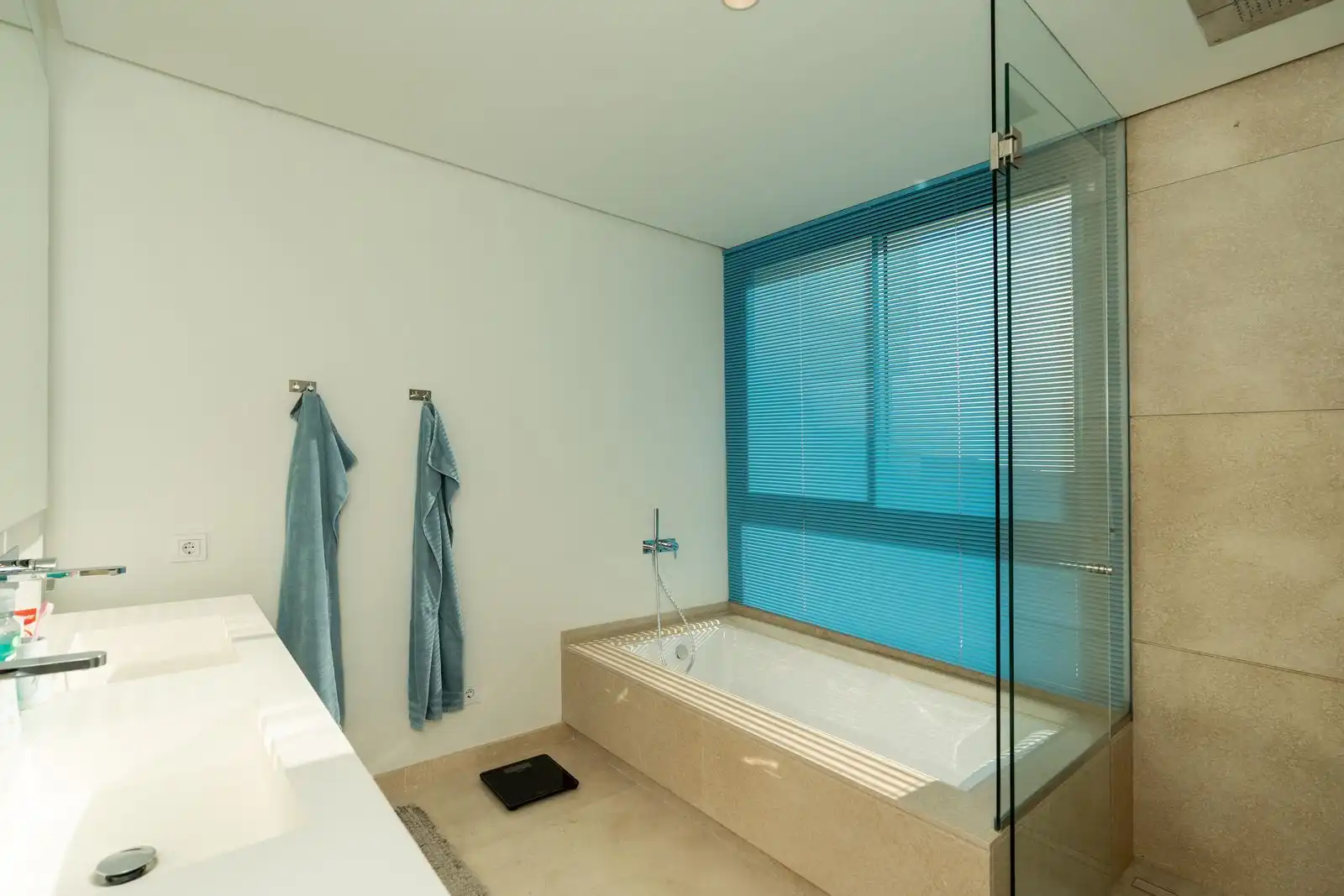 Baño de Piso en venta en Benahavís con Aire acondicionado, Jardín privado y Terraza