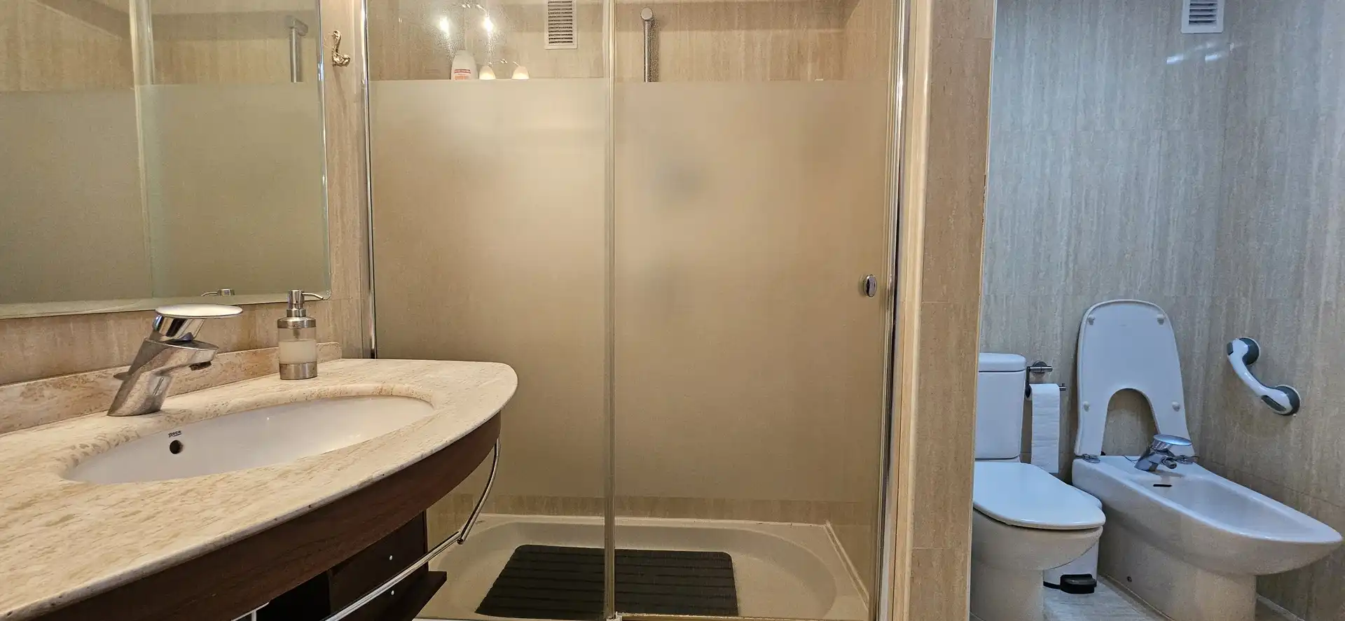 Badezimmer von Wohnung zum Verkauf in Benidorm mit Parkett, Schwimmbad und Möbliert