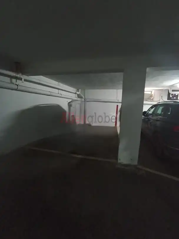 Aparcament de Pis en venda en Oviedo  amb Traster