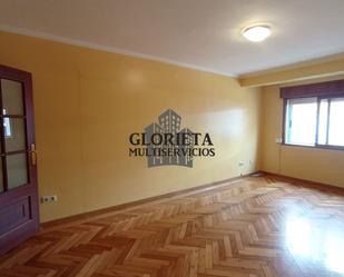 Dormitori de Pis en venda en Vigo  amb Calefacció, Parquet i Terrassa