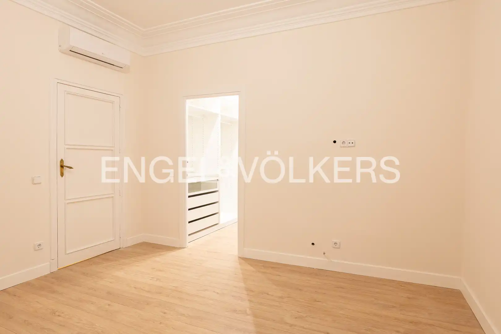 Bedroom of Flat for rent in Madrid  with Air Conditioner, Heating and Balcony