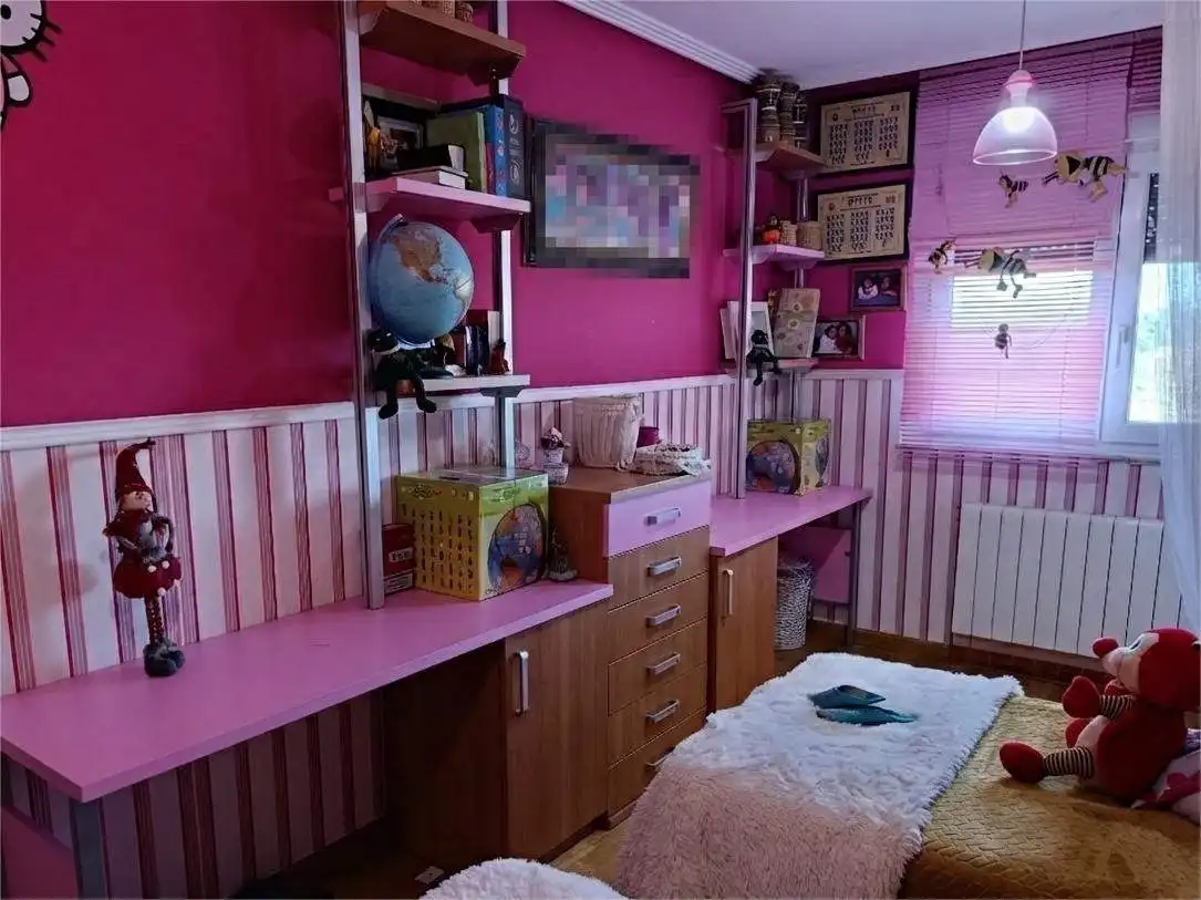 Habitación de Casa adosada en venta en Valverde de la Virgen con Jardín privado, Terraza y Balcón