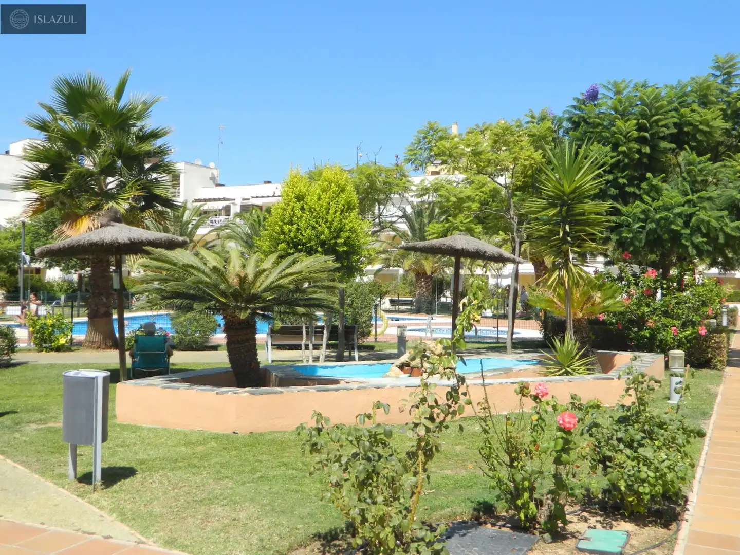 Piscina de Casa adosada en venda en Isla Cristina amb Aire condicionat, Calefacció i Jardí privat