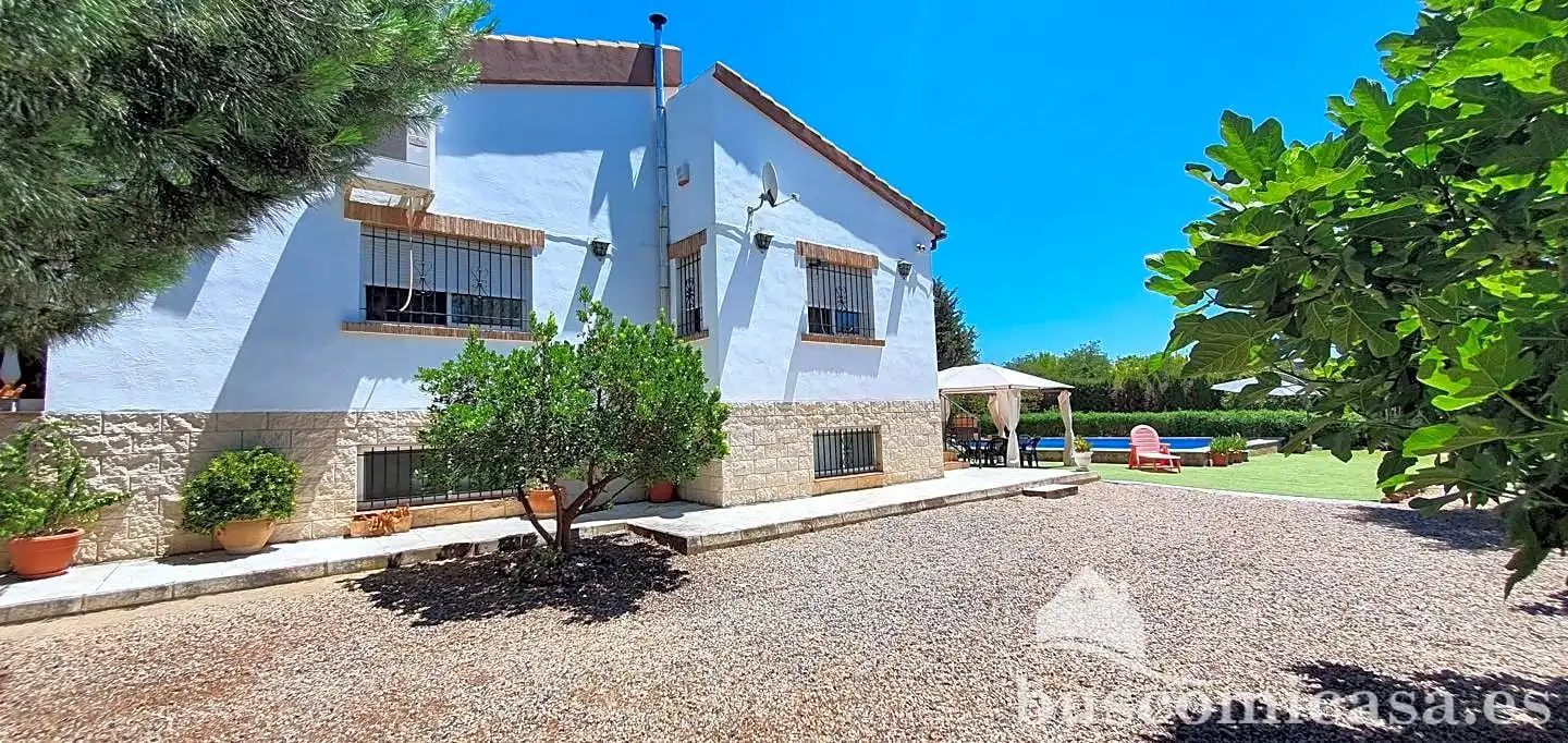 Vista exterior de Casa o xalet en venda en Linares amb Aire condicionat, Calefacció i Jardí privat