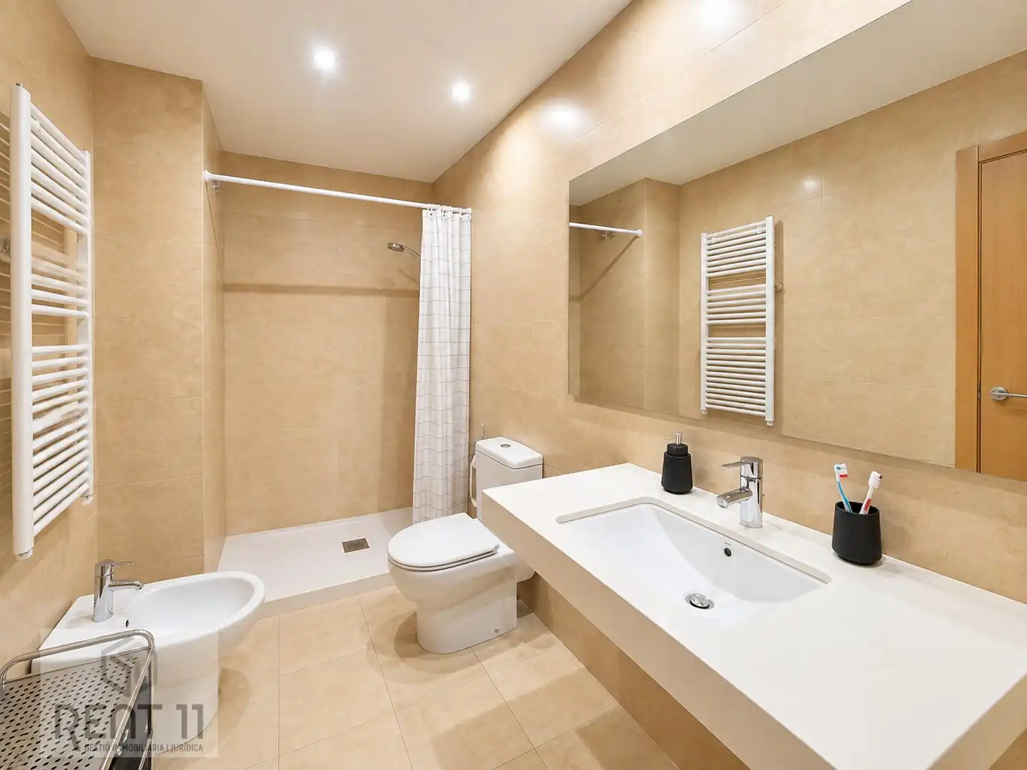 Bathroom of Flat for sale in Girona  with Air Conditioner, Heating and Terrace