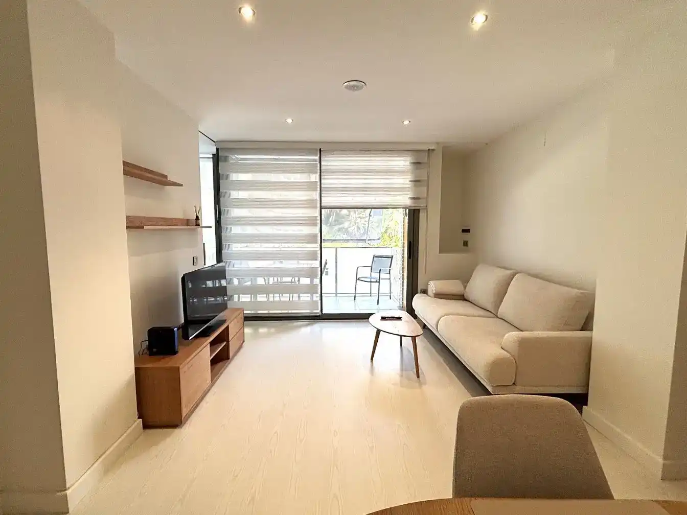 Sala d'estar de Apartament de lloguer en Sitges amb Aire condicionat, Parquet i Moblat