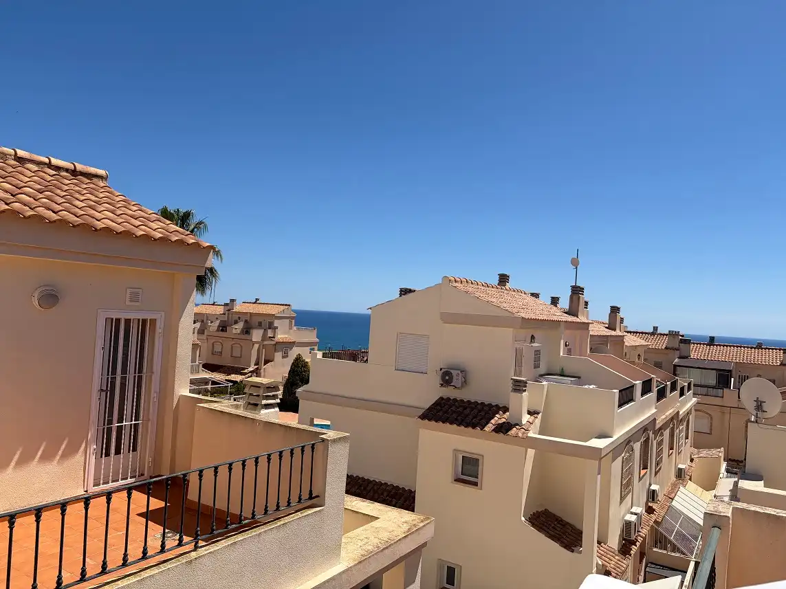 Außenansicht von Haus oder Chalet zum Verkauf in Santa Pola mit Klimaanlage, Privatgarten und Möbliert