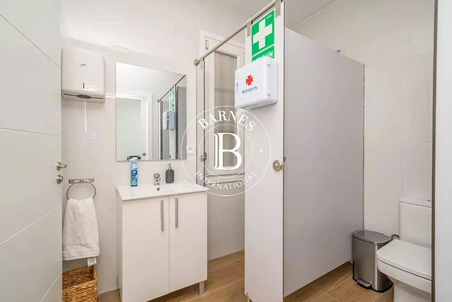 Badezimmer von Geschaftsraum zur Miete in Madrid mit Klimaanlage