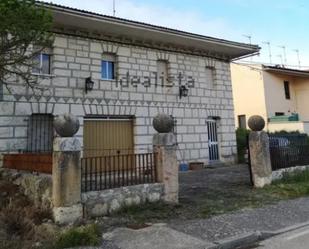 Vista exterior de Casa o xalet en venda en Cardeñuela Riopico amb Calefacció, Jardí privat i Moblat