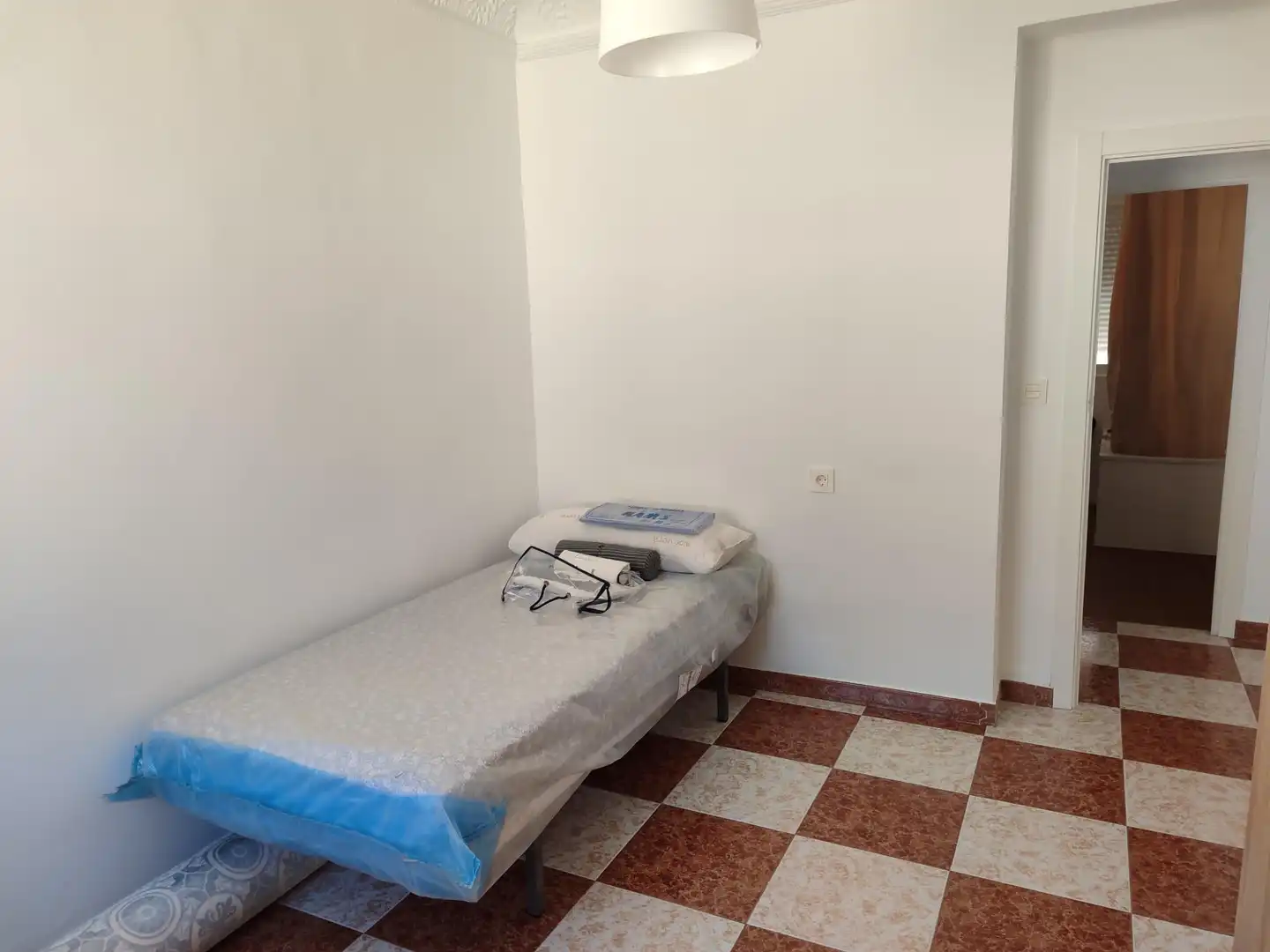 Dormitori de Pis de lloguer en Granada amb Terrassa, Moblat i Balcó