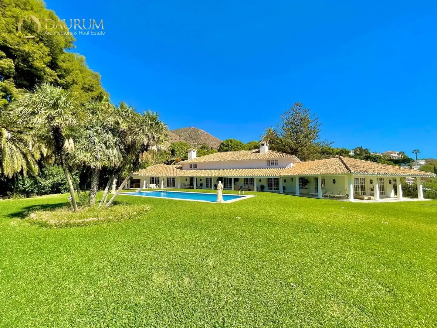 Chalet con piscina en venta en Granada