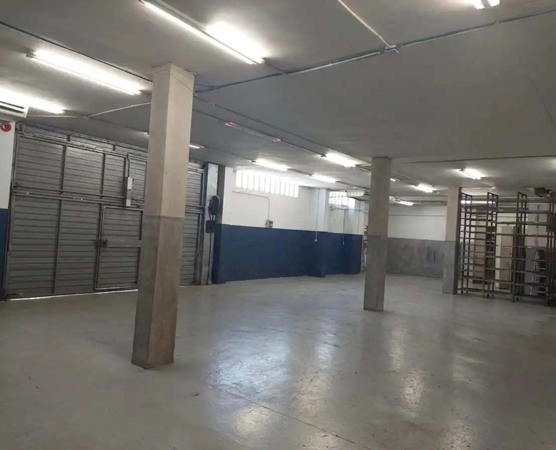 Parkplatz von Fabrikhallen zur Miete in Rubí