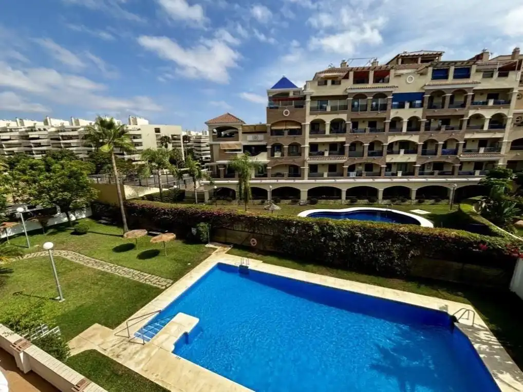 Vista exterior de Pis en venda en Torremolinos amb Terrassa i Piscina comunitària