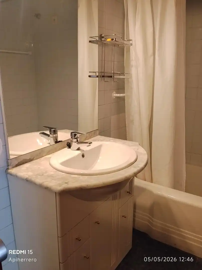 Baño de Piso de alquiler en Alicante / Alacant con Aire acondicionado, Jardín privado y Terraza