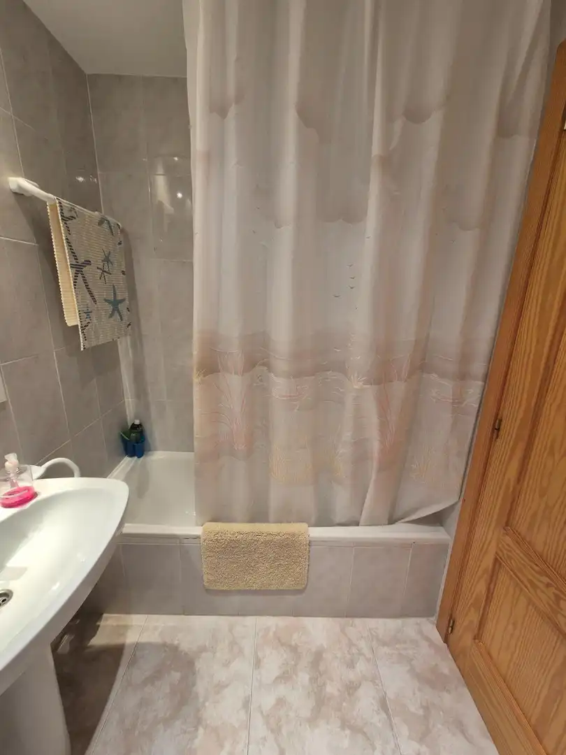 Baño de Ático de alquiler en Muro con Aire acondicionado, Terraza y Amueblado