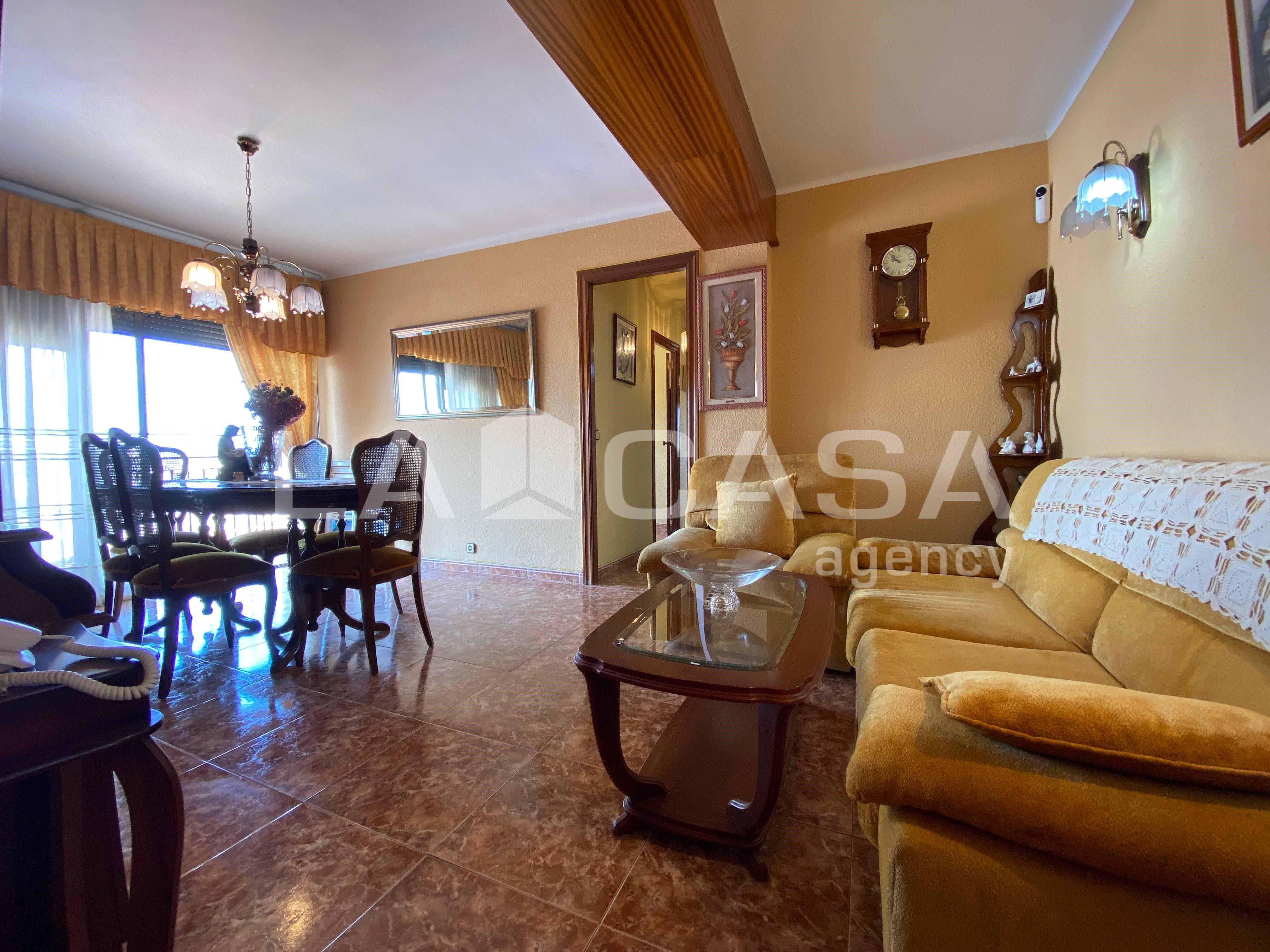 Sala d'estar de Pis en venda en Santa Coloma de Gramenet amb Traster i Balcó