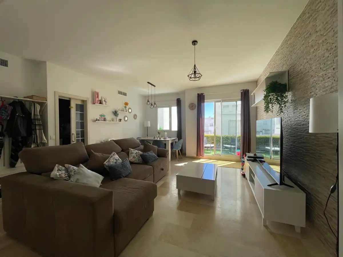 Sala d'estar de Dúplex en venda en Estepona amb Aire condicionat, Jardí privat i Terrassa