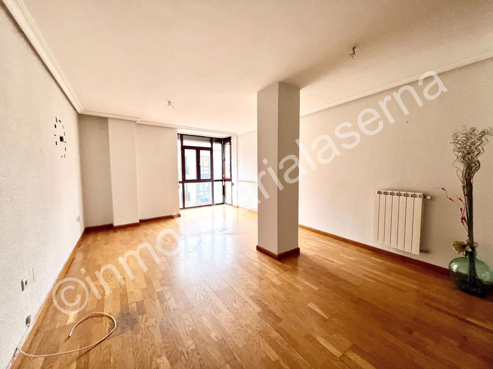 Sala d'estar de Apartament en venda en León Capital  amb Calefacció, Parquet i Traster