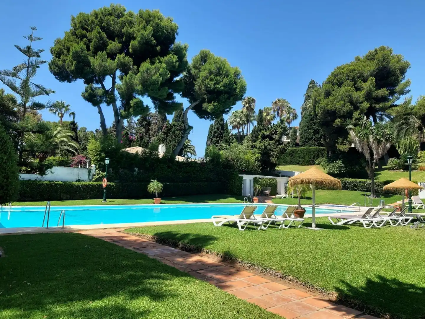 Jardín de Piso en venta en Marbella con Aire acondicionado, Terraza y Amueblado