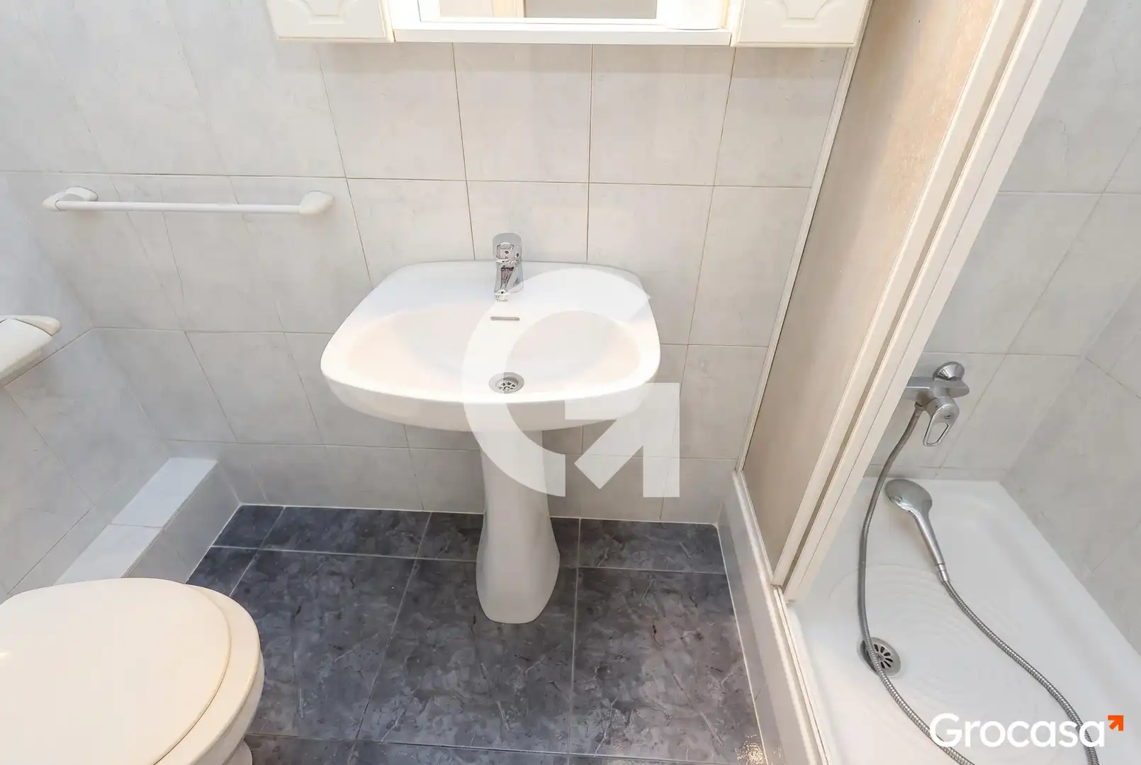 Badezimmer von Erdgeschoss zum Verkauf in Gavà mit Ofen