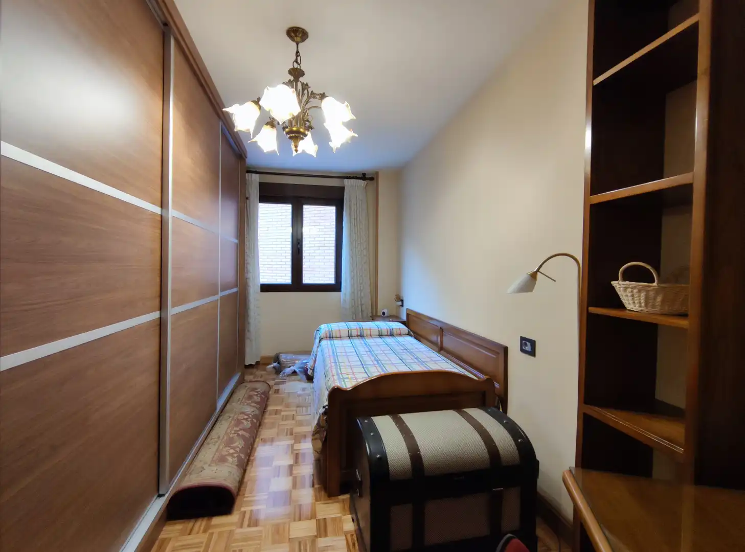 Dormitori de Pis en venda en Oviedo  amb Calefacció, Parquet i Traster